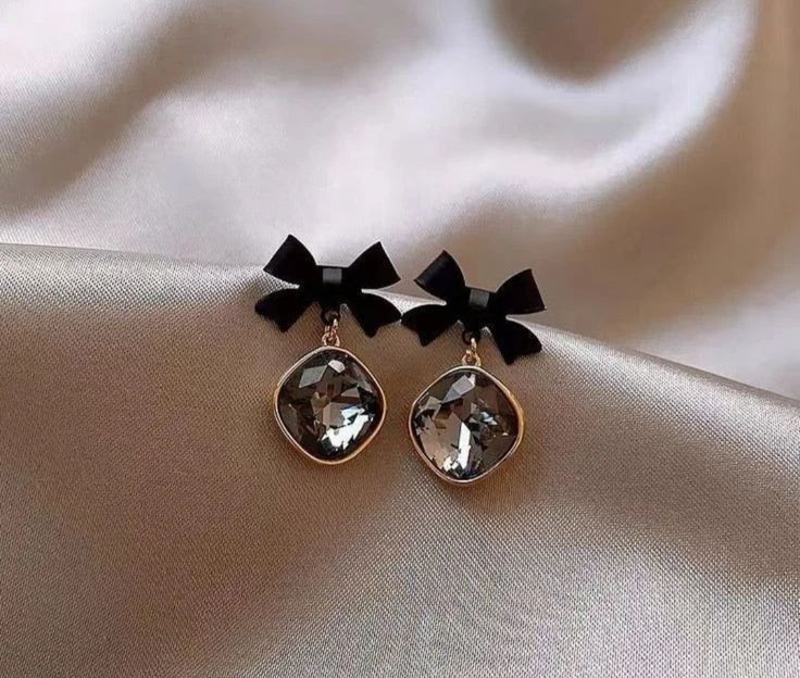 Minuit Bow Drop Earrings photo 2