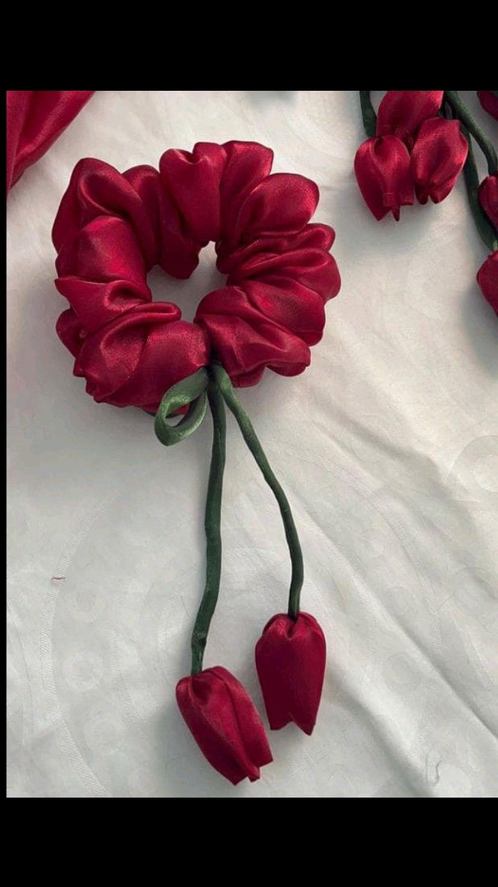 Aylin Fleur Rouge Élégance Scrunchie