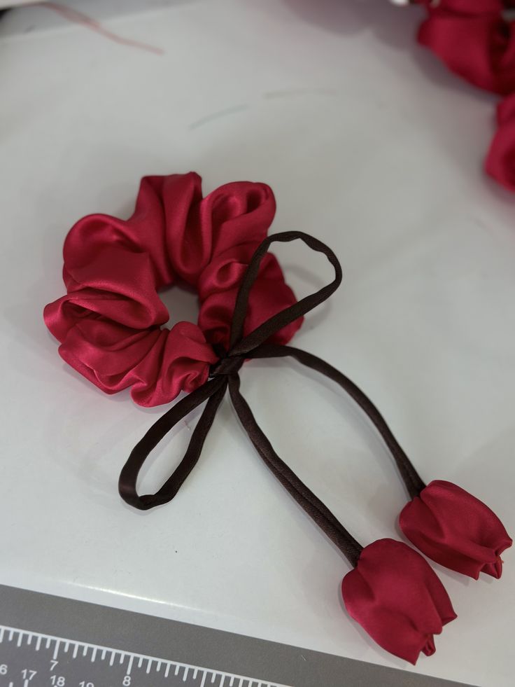Aylin Fleur Rouge Élégance Scrunchie